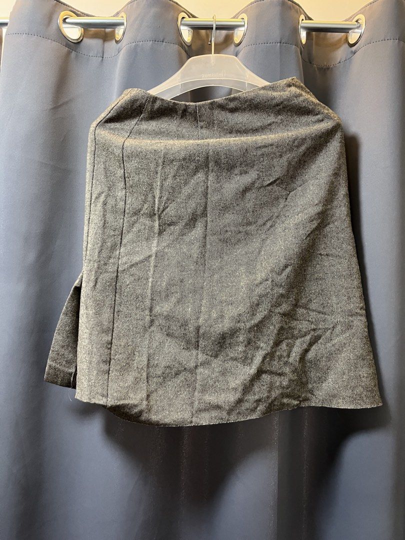Indivi Gray Skirt Size 38 (Category: Skirts) located in Quezon City. Submitted by purunts (Listing ID 1431629822, Image 2). Description: - Indivi gray skirt - Size 38 - Unique pleated design - Features button details - Textured fabric - Tailored look.