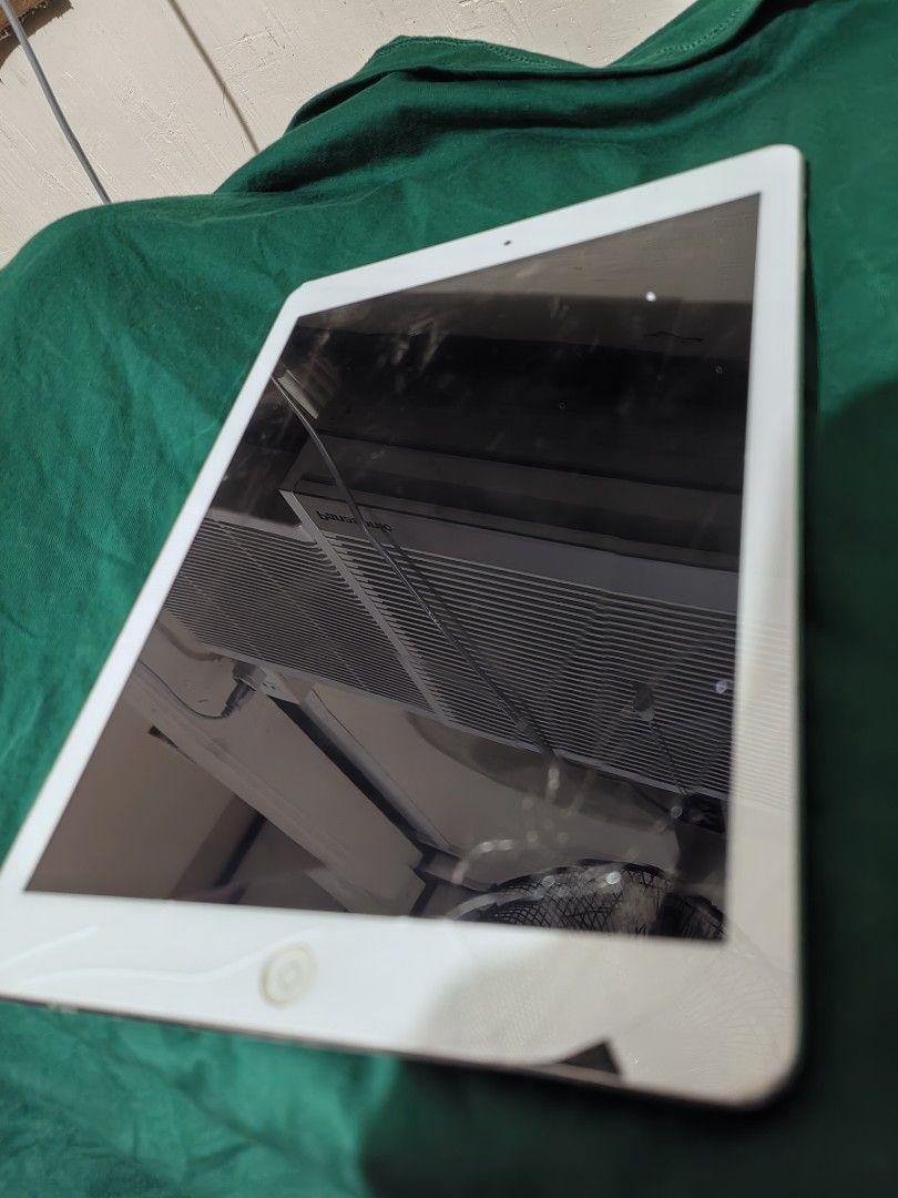 Ipad Air 1 (Category: iPad) located in Makati City. Submitted by yapidoonks (Listing ID 1431663101, Image 2). Description: not sure if its still working. ayaw na po mag on. - last price posted 📌 Taguig City.