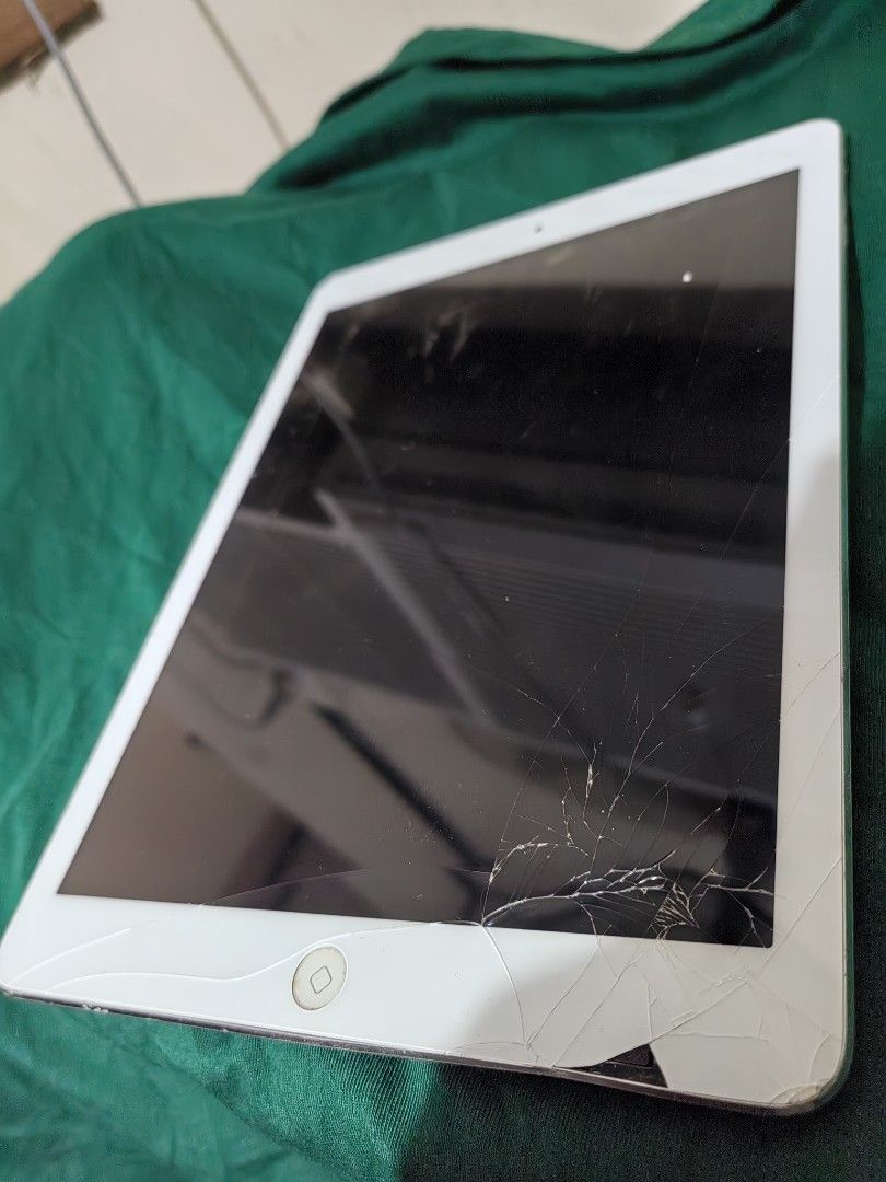Ipad Air 1 (Category: iPad) located in Makati City. Submitted by yapidoonks (Listing ID 1431663101, Image 1). Description: not sure if its still working. ayaw na po mag on. - last price posted 📌 Taguig City.