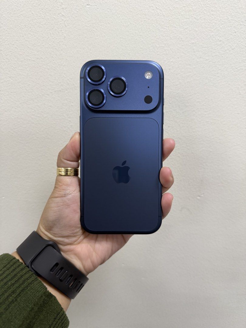 Iphone 17 pro (256 gb) (Category: iPhone 17 Series) located in Quezon City. Submitted by estilo_ph (Listing ID 1431603659, Image 2). Description: Hi! I’m selling my iphone 17 pro for emergency funds. The unit has no issues nor scratches. Located in Quezon City. We can meet up at Quezon Avenue if interested. .