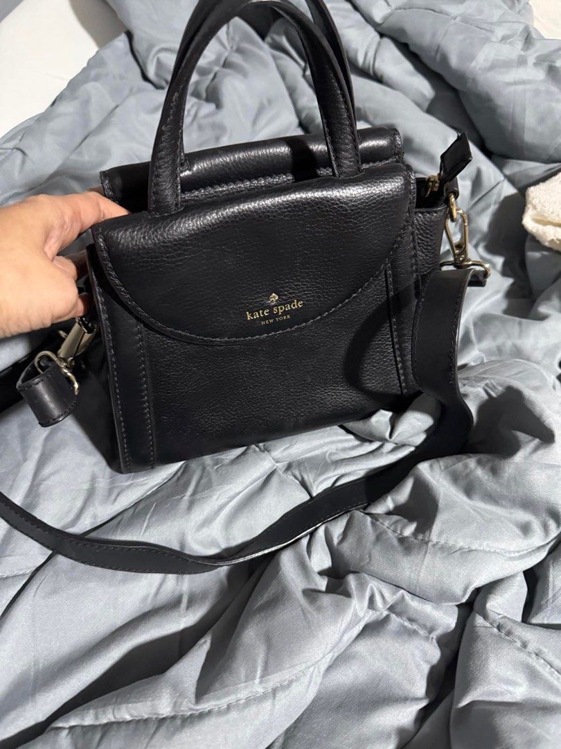 Kate spade leather crossbody bag (Category: Cross-body Bags) located in Mandaluyong City. Submitted by annasotto (Listing ID 1431664186, Image 3). Description: Authentic Kate spade cross body bag, can also be a shoulder bag. Adjustable straps. 9/10 condition, very minimal signs of usage RFS - decluttering bags I don’t use often Location: weekdays greenfield Mandaluyong, weekends Fairview .