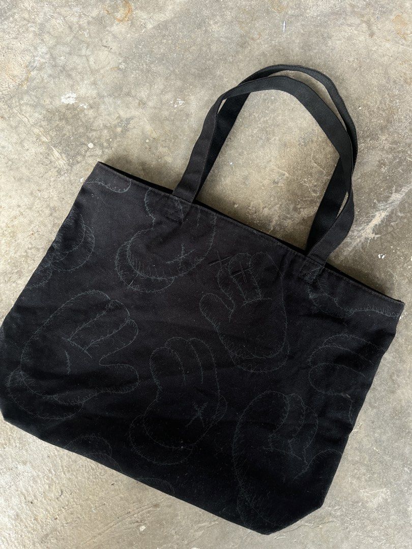 KAWS UNIQLO TOTE BAG (Category: Tote Bags) located in Seri Manjung. Submitted by shhhandbuy (Listing ID 1431712420, Image 2). Description: KAWS UNIQLO SIZE 17/13.5 INCH COND 9.5/10.