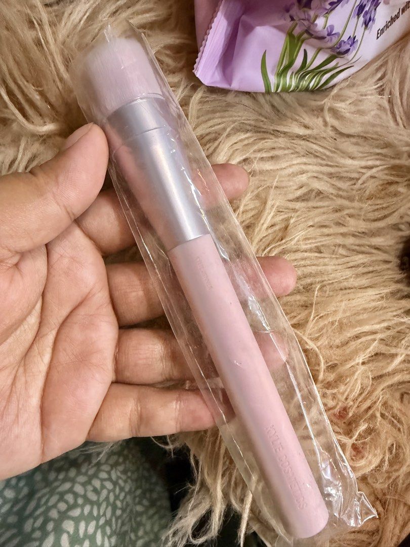 Kylie Cosmetics Foundation Brush (Category: Makeup) located in Bacoor. Submitted by peanut_storm (Listing ID 1431726031, Image 1). Description: - Kylie Cosmetics foundation brush - Pink handle - Soft, rounded brush head - Brand new, unused - Still in original packaging.