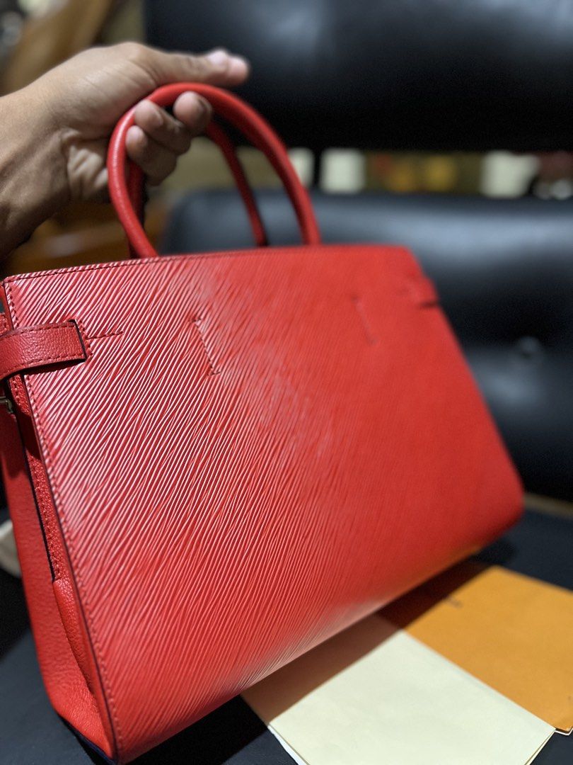 Lv tote twist (Category: Luxury Bags & Wallets) located in Lapu-Lapu City. Submitted by 0909tagabagz0909 (Listing ID 1431577868, Image 3). Description: Looks new condition With dustbag and reciept.