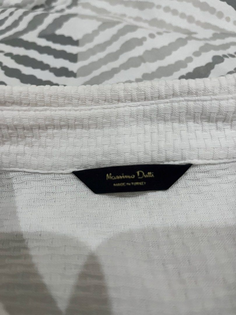 Authentic Massimo Dutti Textured Knit Polo Shirt (White) (Category: Tshirts & Polo Shirts ) located in Makati City. Submitted by socalkid (Listing ID 1431766830, Image 2). Description: Massimo Dutti Textured Knit Polo Shirt (White) Size: M 20.5 x 28 Features a small metal brand tag and theee-button placket 🫧 Excellent condition, no issue 🇺🇸 Bought in the US 💯% Authentic 💵 Price slightly negotiable 🛵 On-hand | Ready to ship ⚠️ Free shipping 