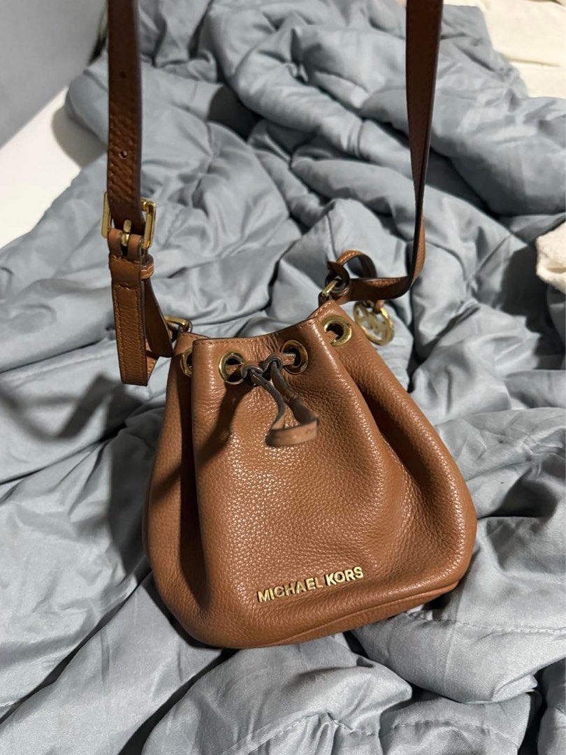 Michael Kors crossbody/ sling bag (Category: Luxury Bags & Wallets) located in Mandaluyong City. Submitted by annasotto (Listing ID 1431665260, Image 1). Description: Authentic Michael Kors Sling in brown Condition: 9/10 like new Can send more photos Location: weekdays greenfield Mandaluyong, weekends Fairview .