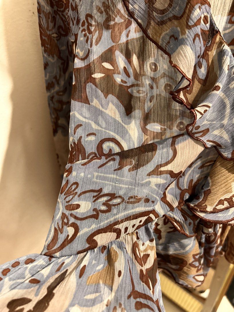 mng / mango patterned paisley top with ruffled (Category: Blouses) located in Manila. Submitted by 888saiz (Listing ID 1431780334, Image 3). Description: Slightly negotiable. Og price is around 3k (check site) Check pics for runs! Barely noticeable Size S but fits up to 37” bust and 29” waist.