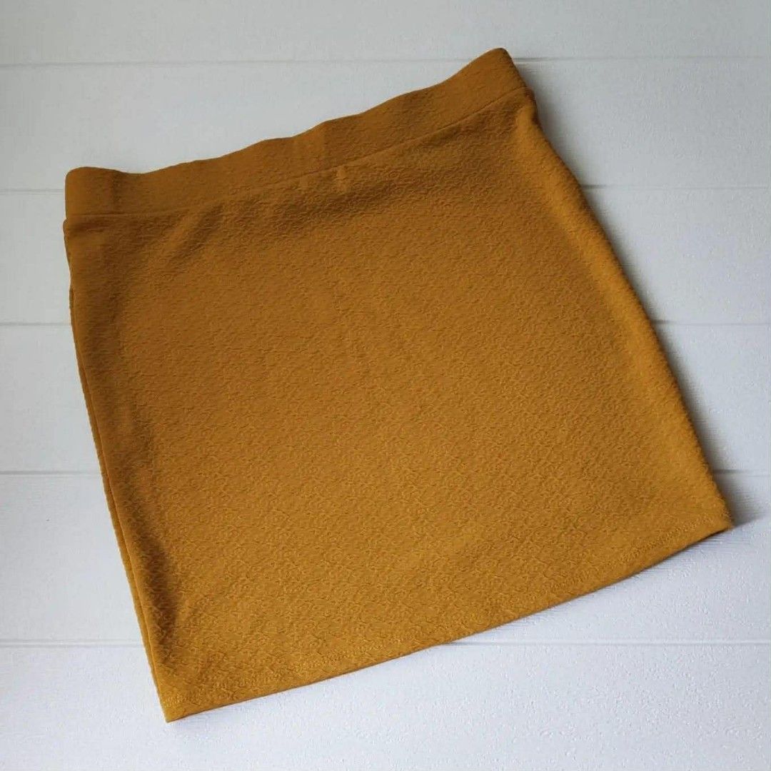 Mustard Yellow Mini Skirt (Category: Skirts) located in Manila. Submitted by belledonnaph (Listing ID 1431715150, Image 1). Description: - Mustard yellow mini skirt - Textured fabric - Comfortable elastic waistband - Versatile style - Perfect for casual or dressed-up looks - Never used -Penshoppe brand -Large size -Shipping fee will be shouldered by the buyer.