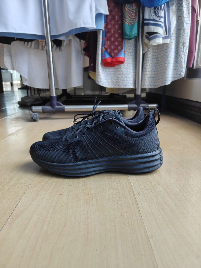 Nike Lunar Roam Triple black (Category: Sneakers) located in Quezon City. Submitted by lancelooot (Listing ID 1431578035, Image 2). Description: Nike Lunar Roam size 9.5 9/10 condition mainly used for work only with OG box 1500.