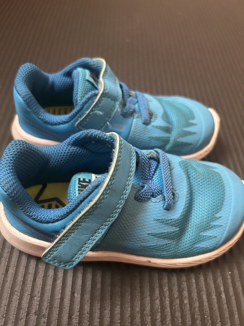 Nike Toddler Shoes Size 7C (Category: Babies & Kids Fashion) located in Taguig. Submitted by shepai (Listing ID 1431586244, Image 1). Description: - Blue Nike toddler shoes - Size: 7C - Easy on/off hook-and-loop strap - Sole design: Star pattern - Made in Vietnam - Condition: Good.