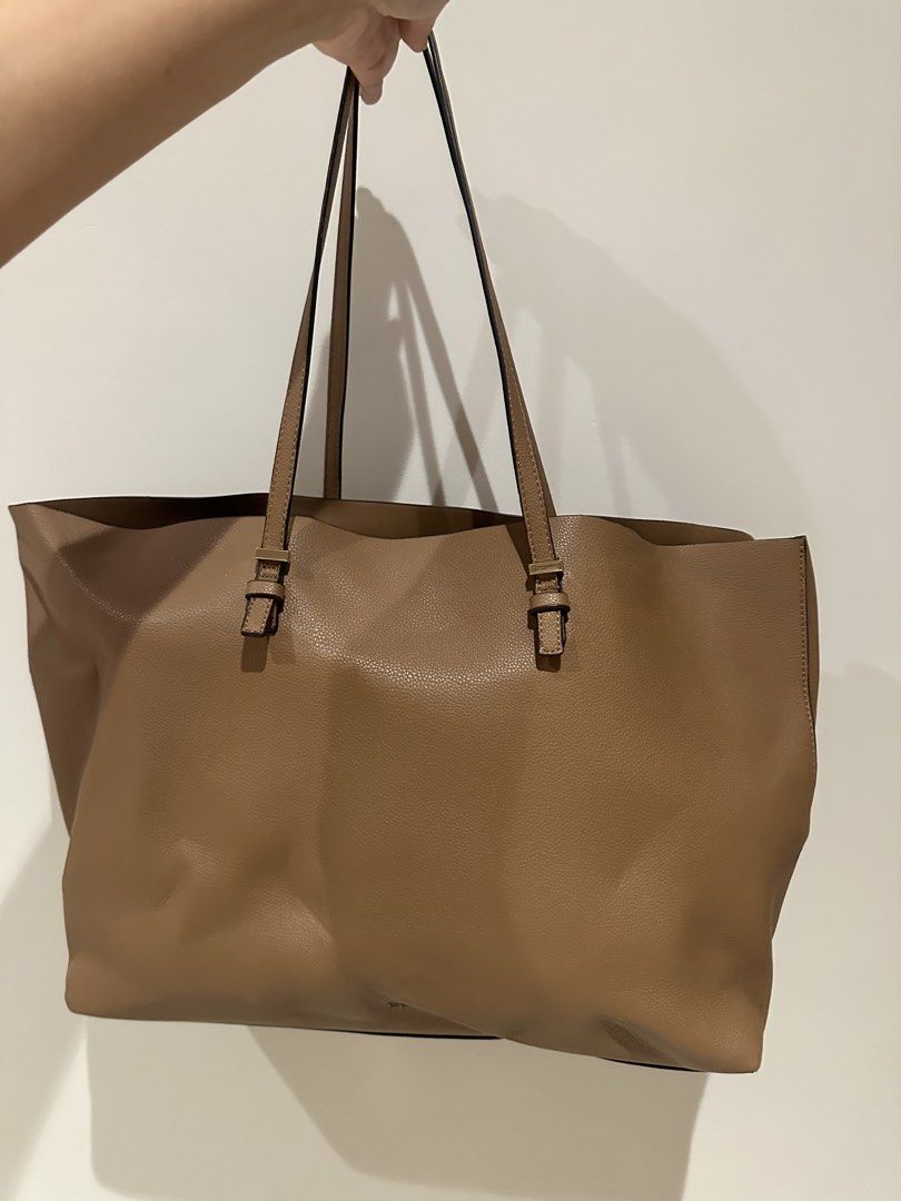 Parfois Tan Tote bag (Category: Tote Bags) located in Quezon City. Submitted by adc2011 (Listing ID 1431775427, Image 1). Description: - Tan tote bag - Long shoulder straps - Spacious interior - Rectangular shape - Made of leather-like material - Suitable for everyday use - Classic and versatile style.