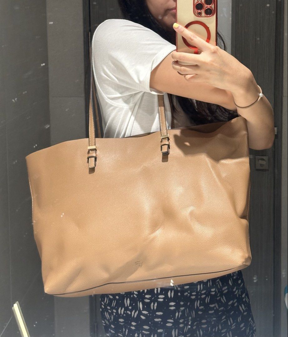 Parfois Tan Tote bag (Category: Tote Bags) located in Quezon City. Submitted by adc2011 (Listing ID 1431775427, Image 2). Description: - Tan tote bag - Long shoulder straps - Spacious interior - Rectangular shape - Made of leather-like material - Suitable for everyday use - Classic and versatile style.
