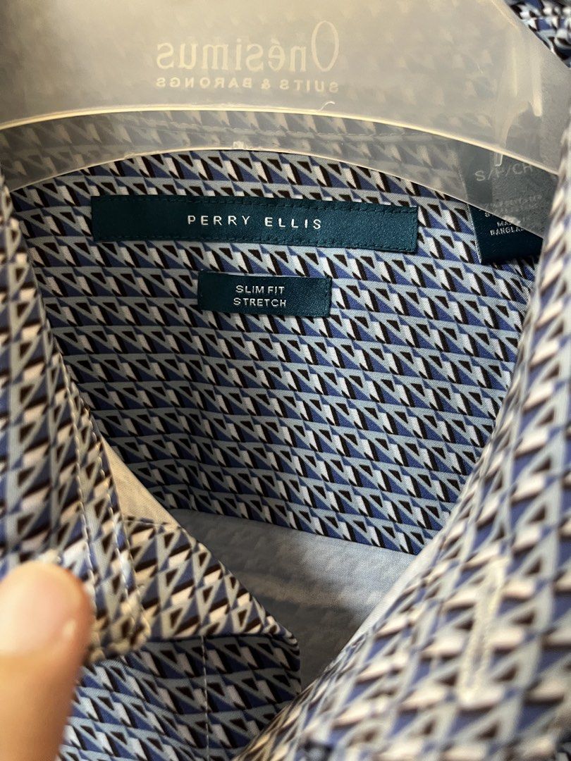 Perry Ellis Slim Fit Stretch Shirt (Category: Tshirts & Polo Shirts ) located in Quezon City. Submitted by purunts (Listing ID 1431627507, Image 2). Description: - Perry Ellis slim fit shirt - Size: S/P/CH - Features a geometric pattern (blue and white) - Material: 92% polyester, 8% elastane - Made in Bangladesh.
