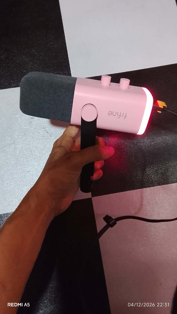 pink fifine microphone (Category: Microphones) located in Manila. Submitted by eloah.shop (Listing ID 1431745256, Image 3). Description: -good audio -noise cancellation -free mic stand -free pop filter.