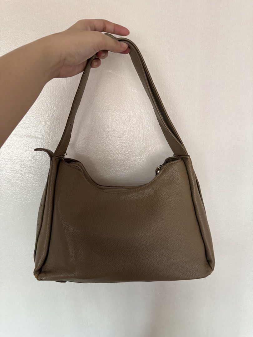 Preloved CLN Shoulder Bag (Category: Shoulder Bags) located in Pulilan. Submitted by jncscln (Listing ID 1431630419, Image 2). Description: With flaws, can be seen on the picture. Bought for 2.5k.