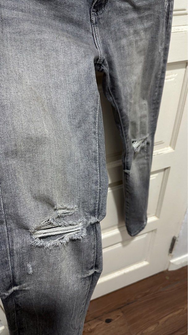 pull n bear (Category: Jeans & Leggings) located in Besut. Submitted by adamhmdn_ (Listing ID 1431645899, Image 2). Description: size 29-30 boleh pakai new design pb .