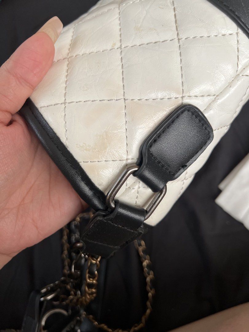 Quilted Shoulder Bag with Chain Strap (Category: Shoulder Bags) located in Makati City. Submitted by tilli28 (Listing ID 1431577075, Image 2). Description: - Quilted white front and black base - Stylish chain strap - Red interior with a zippered pocket - Minor imperfections on the black leather - Clean and well-maintained interior.