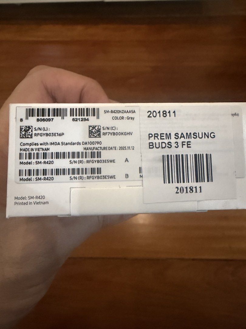 Samsung Galaxy Buds3 FE (Category: Earphones) located in Manila. Submitted by mr.arnie (Listing ID 1431698121, Image 3). Description: - Samsung Galaxy Buds3 FE - Gray - Compatible with Android 11.0 or higher - Requires 1.5GB+ RAM - Features may vary on non-Samsung devices - Made in Vietnam - Manufactured on 2025.11.12.