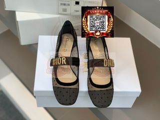 (Category: ) located in . Submitted by shoes.locker (Listing ID 1431710761, Image 1). Description: .