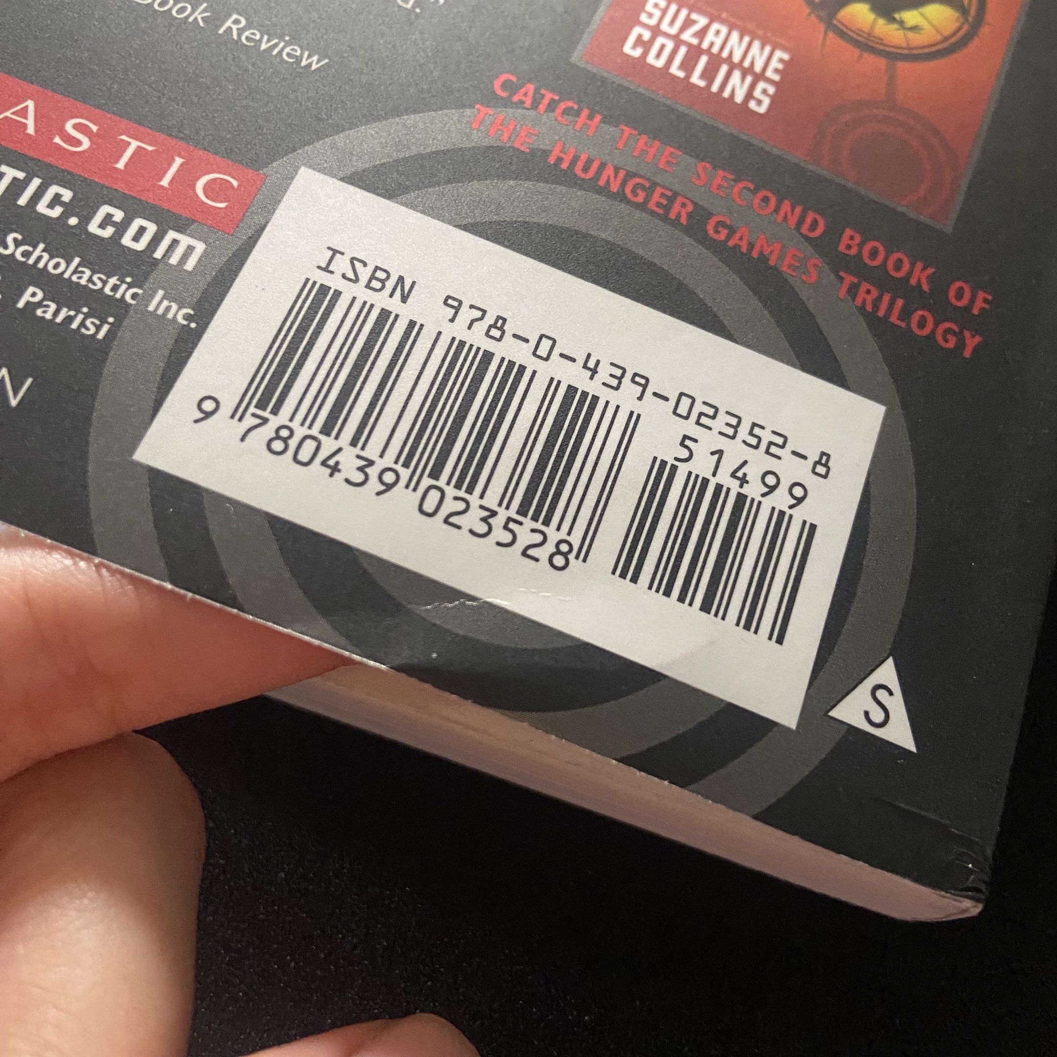 The Hunger Games by Suzanne Collins (Category: Storybooks) located in Quezon City. Submitted by miniyaa (Listing ID 1431639266, Image 2). Description: - no other damages than the one posted - bought for P839 on Fully Booked last February Loc: QC (Near SM North) .