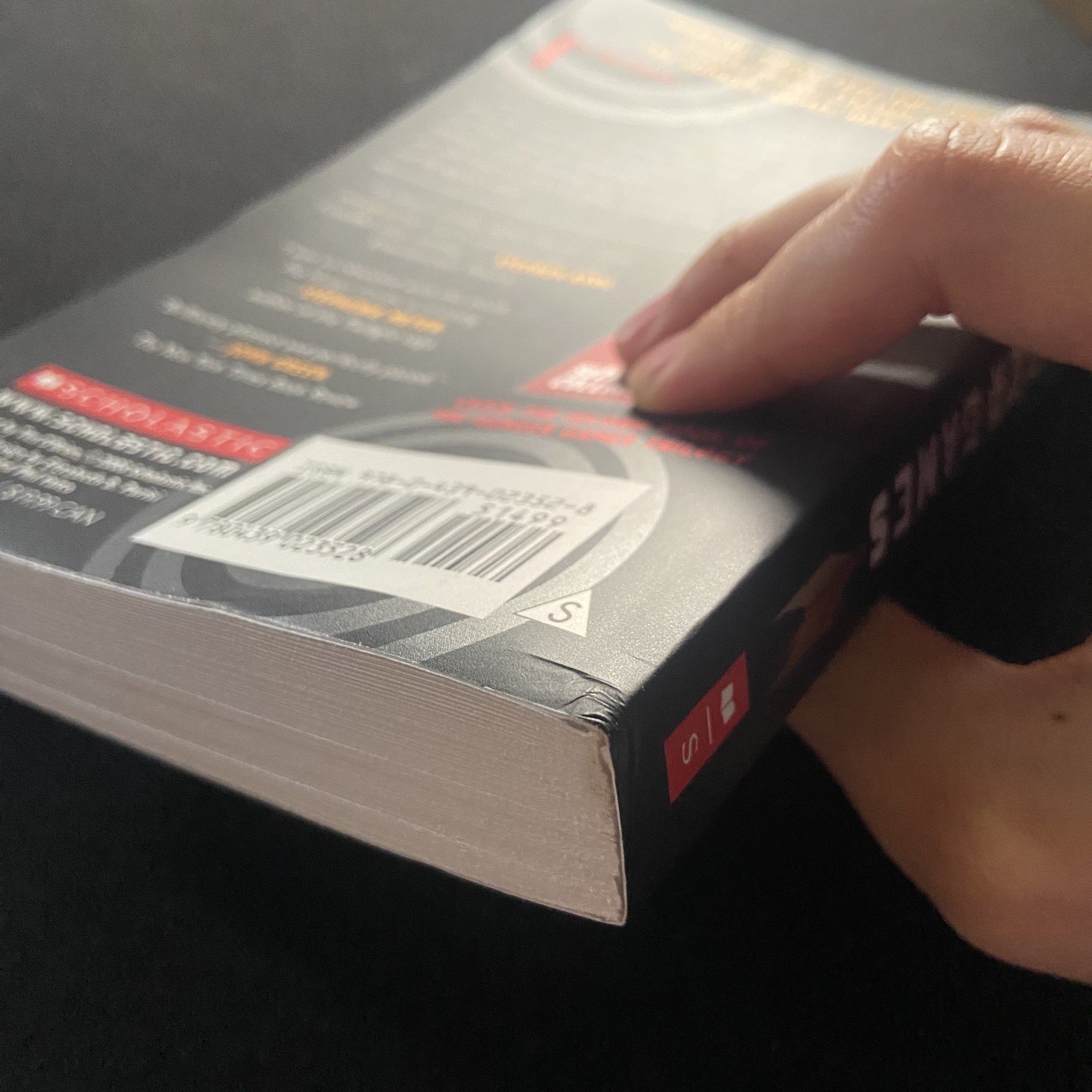 The Hunger Games by Suzanne Collins (Category: Storybooks) located in Quezon City. Submitted by miniyaa (Listing ID 1431639266, Image 3). Description: - no other damages than the one posted - bought for P839 on Fully Booked last February Loc: QC (Near SM North) .