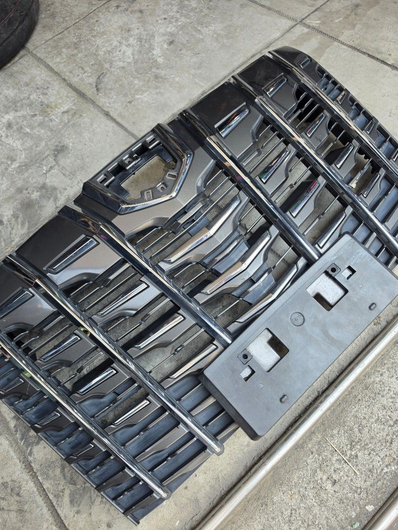 Toyota Alphard Front Grill / Alphard Grille Front Original (Category: Body Parts and Accessories) located in Makati City. Submitted by luxurycarpartsphilippinesinc. (Listing ID 1431637422, Image 2). Description: Toyota Alphard Front Grill / Alphard Grille Front Original Fit for 2018 to 2023 Model Shop In Makati Actual Photo is posted Php 17,500 1st Owner bought form casa - 65,000 We ship nationwide No Center Logo Serial Number on the other pictur