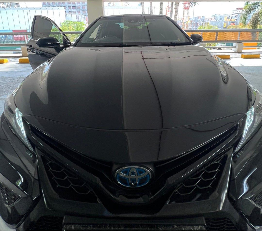 Toyota Camry Hybrid 2.5 Elegance (A) (Category: Used Cars) located in Singapore. Submitted by cranberrycanary (Listing ID 1431583874, Image 1). Description: 2.5l inline 4 cylinders 16v dual VVT-IE with hybrid synergy drive, keyless start, Toyata sensing, cruise control, LED daytime running light Electric ventilated front seats, Michelin tyres and upgraded rims, media player and sound system, premium leathery upholstery, reverse camera and sensors
