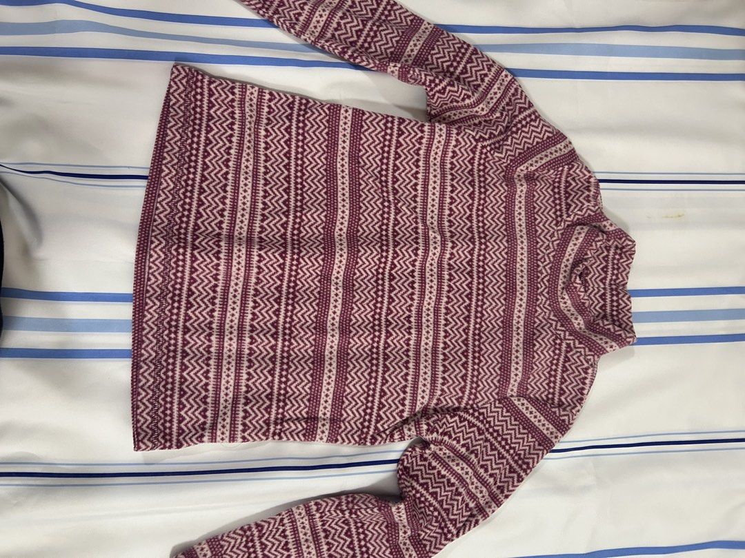 Uniqlo Fleece Sweater (Category: Coats, Jackets and Outerwear) located in Pasig City. Submitted by zealcloud-49c8cd (Listing ID 1431753574, Image 1). Description: - Size: 140 - RFS: Decluttering, too small - Condition: lightly used Price isnt final, haggling allowed. Please just send message and offer 😊.