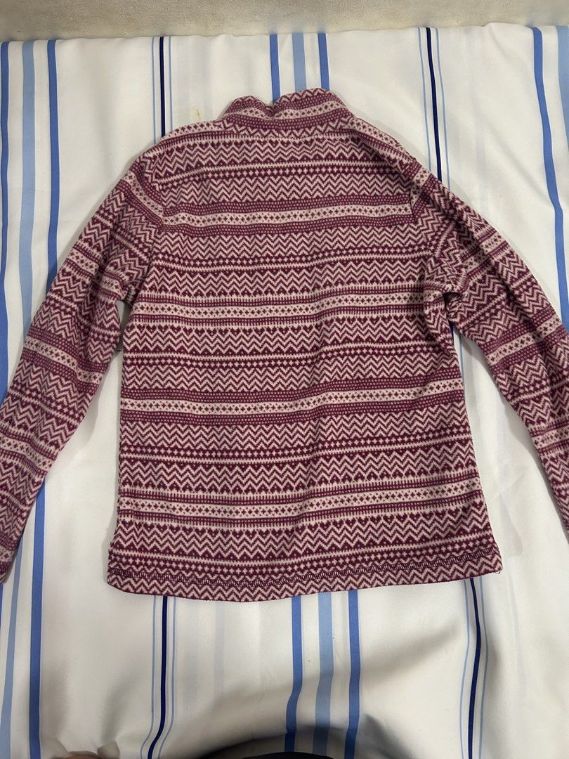 Uniqlo Fleece Sweater (Category: Coats, Jackets and Outerwear) located in Pasig City. Submitted by zealcloud-49c8cd (Listing ID 1431753574, Image 2). Description: - Size: 140 - RFS: Decluttering, too small - Condition: lightly used Price isnt final, haggling allowed. Please just send message and offer 😊.