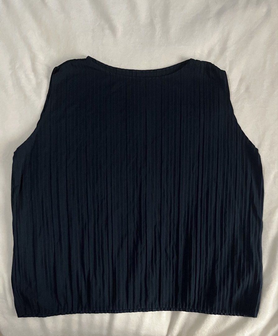 Uniqlo Navy Blue Pleated Blouse (Category: Blouses) located in Mandaluyong City. Submitted by mandmclosey_ (Listing ID 1431661409, Image 2). Description: - Uniqlo Navy Blue Pleated Blouse - Size: L - Condition: Excellent - Design: Pleated - Color: Navy Blue - Versatile and stylish Loc: Mandaluyong City Mode of payment: Gcash only!! Mode of delivery: lalamove/angkas padala/lbc/gogo xpress/etc. Buyer will shoulder the shipping fee ‼️.