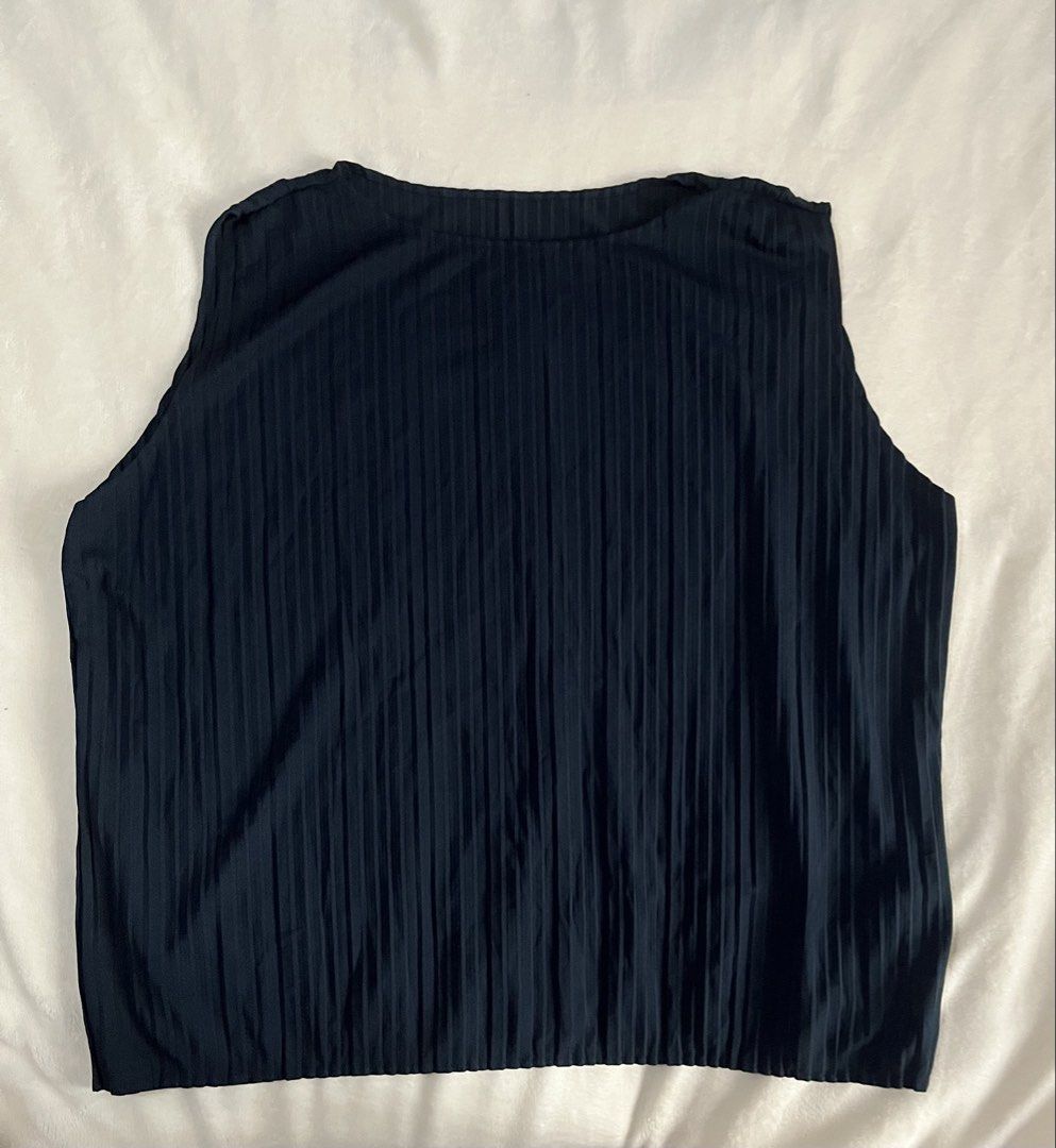 Uniqlo Navy Blue Pleated Blouse (Category: Blouses) located in Mandaluyong City. Submitted by mandmclosey_ (Listing ID 1431661409, Image 1). Description: - Uniqlo Navy Blue Pleated Blouse - Size: L - Condition: Excellent - Design: Pleated - Color: Navy Blue - Versatile and stylish Loc: Mandaluyong City Mode of payment: Gcash only!! Mode of delivery: lalamove/angkas padala/lbc/gogo xpress/etc. Buyer will shoulder the shipping fee ‼️.