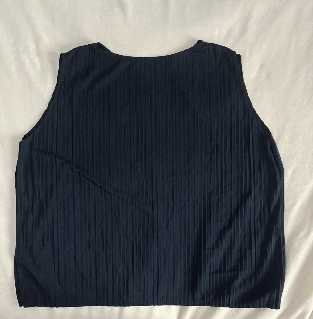 Uniqlo Navy Blue Pleated Blouse (Category: Blouses) located in Mandaluyong City. Submitted by mandmclosey_ (Listing ID 1431661409, Image 3). Description: - Uniqlo Navy Blue Pleated Blouse - Size: L - Condition: Excellent - Design: Pleated - Color: Navy Blue - Versatile and stylish Loc: Mandaluyong City Mode of payment: Gcash only!! Mode of delivery: lalamove/angkas padala/lbc/gogo xpress/etc. Buyer will shoulder the shipping fee ‼️.