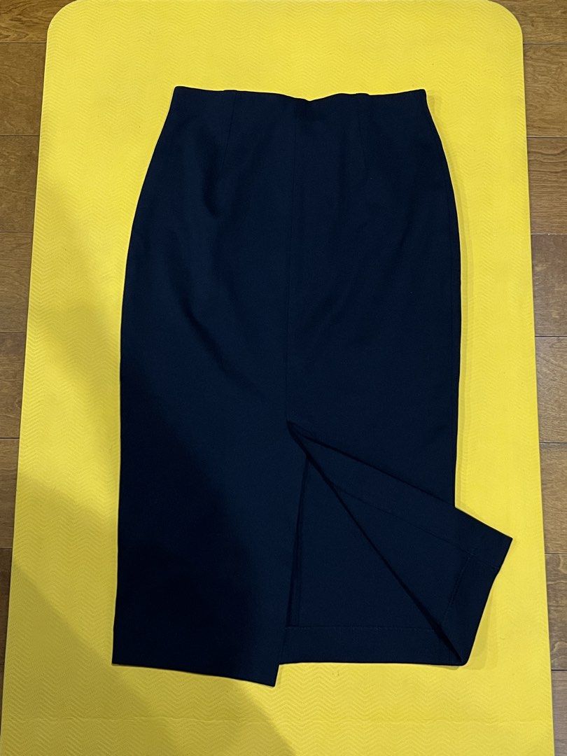 Uniqlo Pencil Skirt (Category: Skirts) located in Quezon City. Submitted by mombie888 (Listing ID 1431621614, Image 2). Description: - Uniqlo pencil skirt - Black color - Classic design - Features a back slit for easy movement - Elastic waistband - Comfortable material - Versatile for various occasions - used less than 5x - SRP: Php990 Payment: Gcash or BPI only Shipping: fee c/o buyer. Grab or Lalamove only. QC location. .
