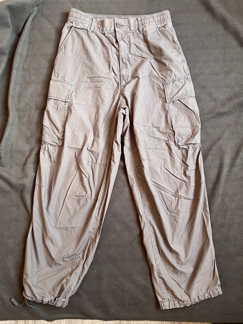 Uniqlo Wide Fit Cargo Pants (Category: Joggers) located in Imus. Submitted by ciellecart (Listing ID 1431743829, Image 1). Description: .