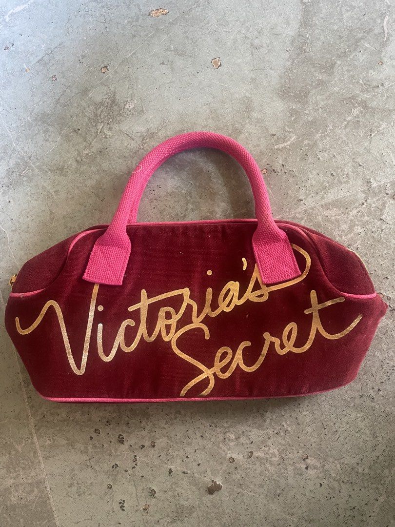 Victoria's Secret Maroon Handbag (Category: Luxury Bags & Wallets) located in Laguindingan. Submitted by kixseven (Listing ID 1431583472, Image 1). Description: - Maroon Victoria's Secret handbag - Pink accents - Gold zipper - Pink interior lining - Top handle - Victoria's Secret logo on front - Includes Victoria's Secret tag - Great size for essentials - NO COD ❌ - Location : Mindanao - Ship nationwide - MOP : gcash - With signs of use ( 2nd han