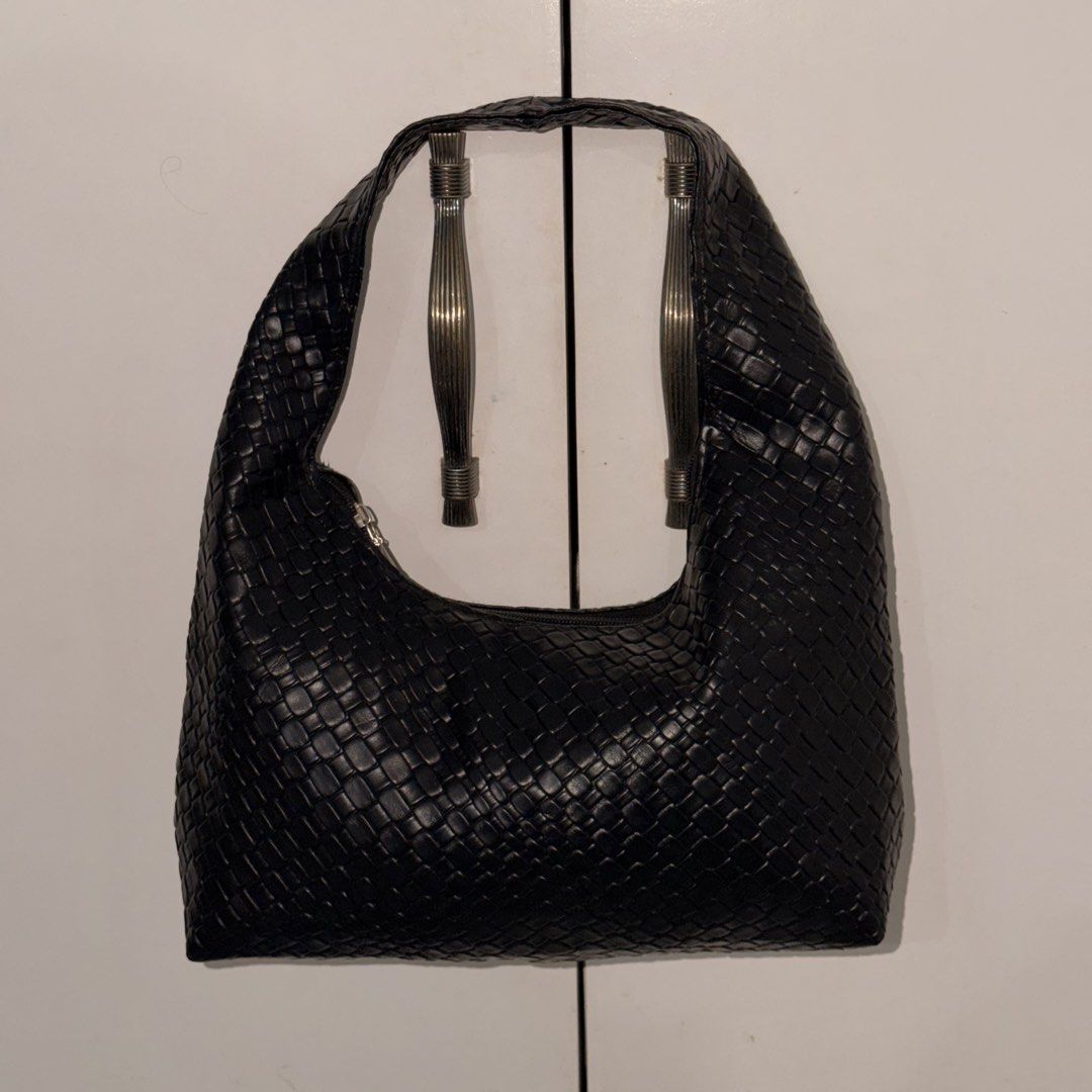 Woven Shoulder Bag - Black and Red (Category: Shoulder Bags) located in Dasmarinas. Submitted by aikish (Listing ID 1431757872, Image 2). Description: ‼️PAYMENT FIRST‼️📍Dasmariñas, Cavite manage your expectations, what you see is what you get. Rfs decluttering Can do Lalamove/J&T MOP Gcash/BankTransfer .