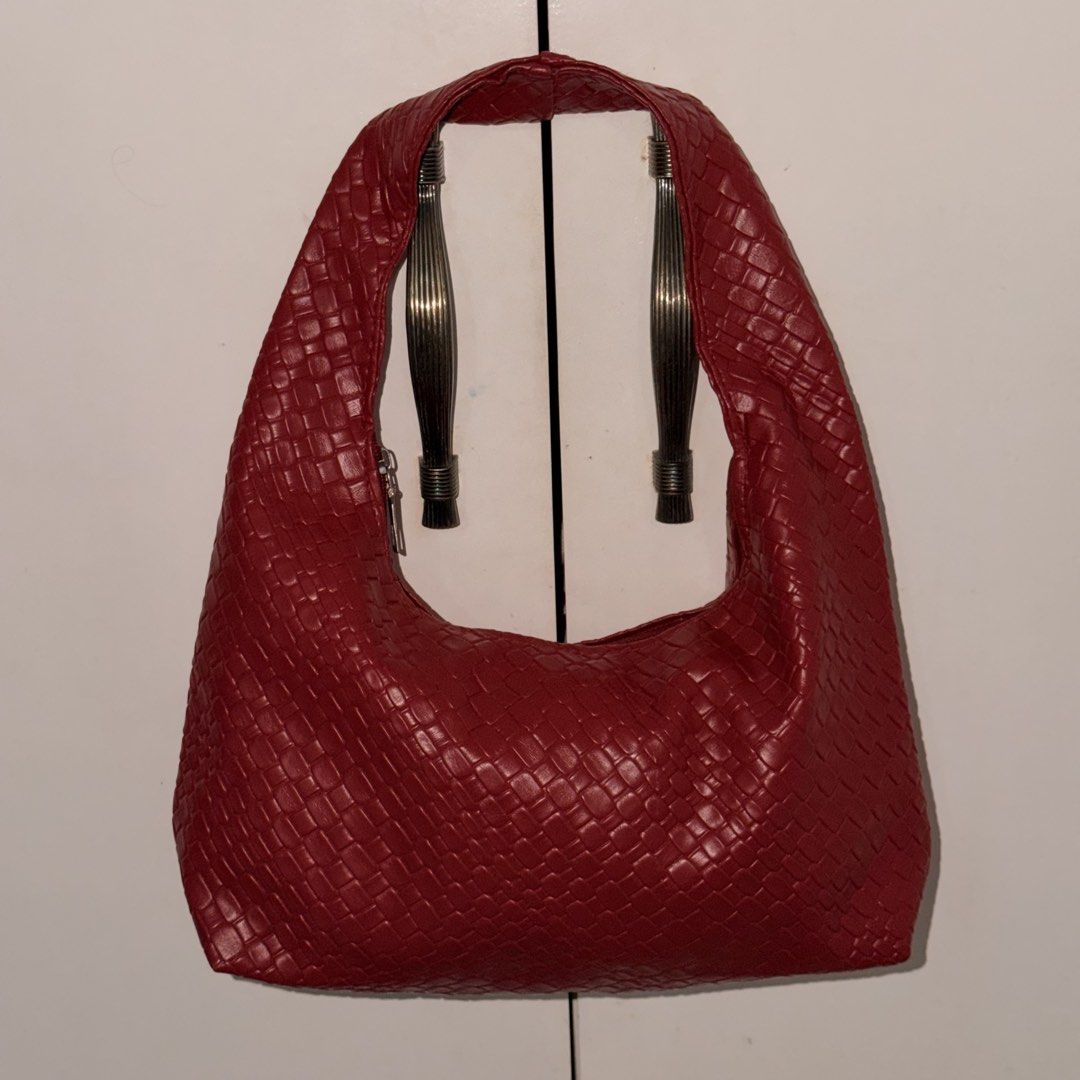Woven Shoulder Bag - Black and Red (Category: Shoulder Bags) located in Dasmarinas. Submitted by aikish (Listing ID 1431757872, Image 3). Description: ‼️PAYMENT FIRST‼️📍Dasmariñas, Cavite manage your expectations, what you see is what you get. Rfs decluttering Can do Lalamove/J&T MOP Gcash/BankTransfer .