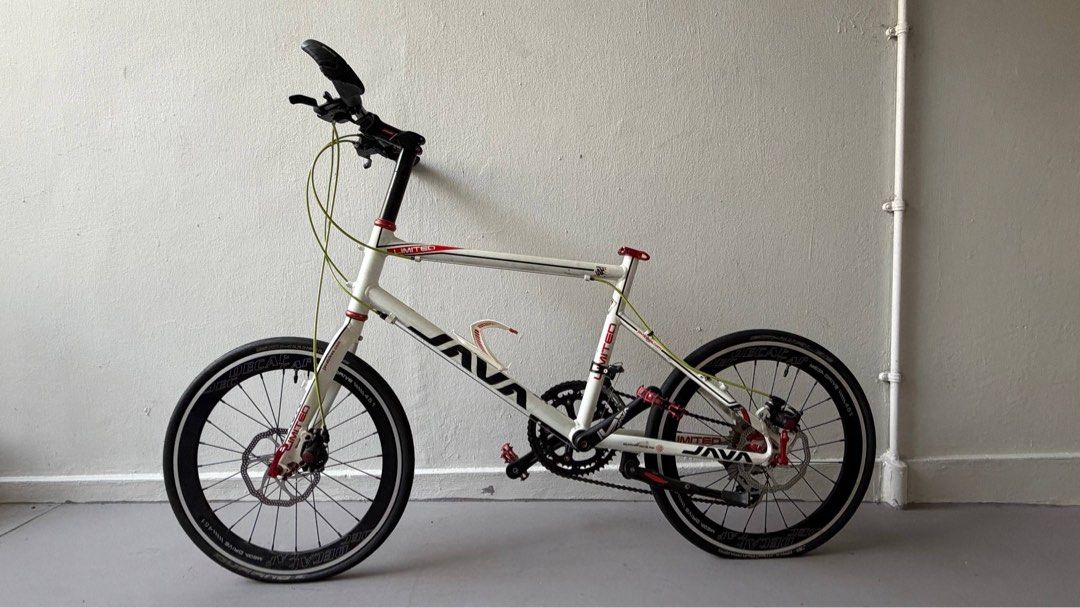 WTS Custom Java CL (Category: Bicycles) located in Singapore. Submitted by smexycy (Listing ID 1431700895, Image 1). Description: WTS JAVA CL, Good as NEW Specs - Shimano alterus groupset (3x8 spd) -Decaf mega drive 451 wheels - Java CL frame - Java Crankset Things to note No seatpost provided Free Gift - Waterbottle holder Can nego for fast deal, Happy dealing, any inquiries can DM me .