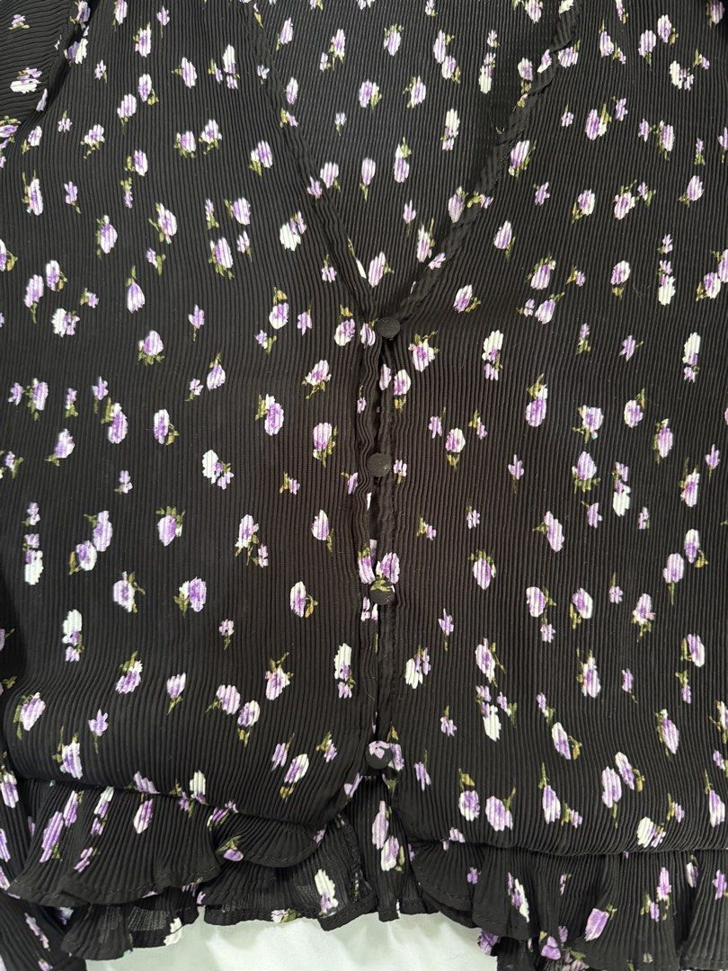 ZARA Floral Blouse - Size M (Category: Blouses) located in Manila. Submitted by raphaelain17296 (Listing ID 1431732548, Image 2). Description: - Zara floral blouse - Size: M - L - Features: Long sleeves, button-down front, ruffled hem - semi crop below pusod .