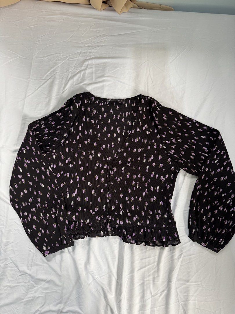 ZARA Floral Blouse - Size M (Category: Blouses) located in Manila. Submitted by raphaelain17296 (Listing ID 1431732548, Image 1). Description: - Zara floral blouse - Size: M - L - Features: Long sleeves, button-down front, ruffled hem - semi crop below pusod .