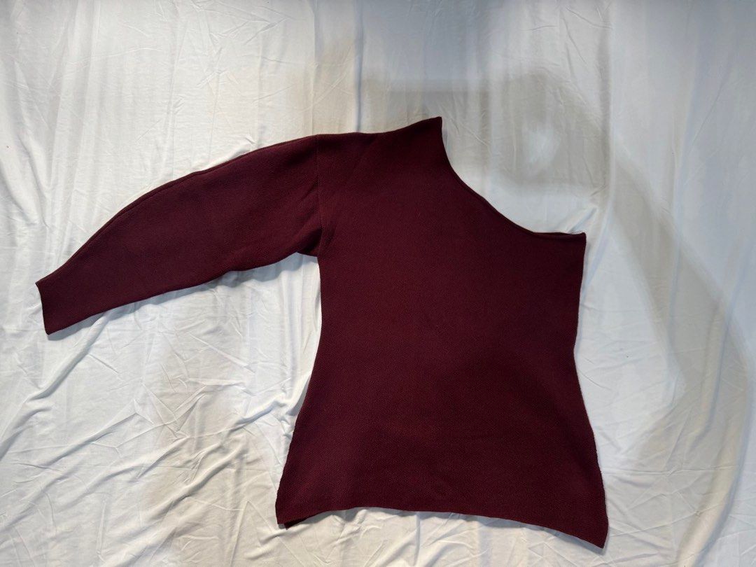 Zara Maroon Sweater (Category: Longsleeves) located in Manila. Submitted by raphaelain17296 (Listing ID 1431736874, Image 1). Description: - Zara maroon sweater - Asymmetrical design - One long sleeve - Size M - Made in Portugal - Versatile style.