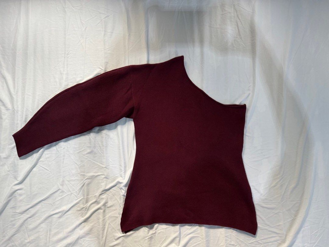 Zara Maroon Sweater (Category: Longsleeves) located in Manila. Submitted by raphaelain17296 (Listing ID 1431736874, Image 2). Description: - Zara maroon sweater - Asymmetrical design - One long sleeve - Size M - Made in Portugal - Versatile style.