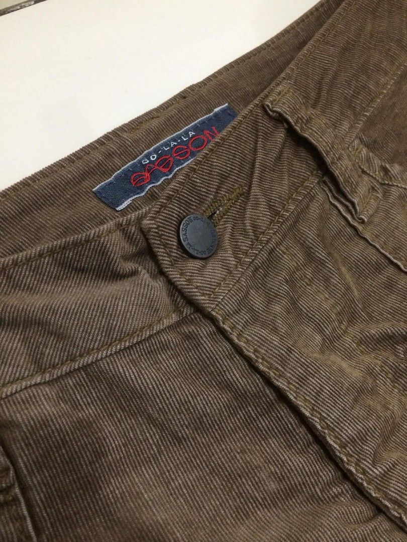 2000s Brown Corduroy Flared Pants (Category: Jeans) located in Davao. Submitted by bulletproofssoul (Listing ID 1431925283, Image 3). Description: message for more details already washed and cleaned price is negotiable MEASUREMENTS: waist 28" rise 9" hips 36" outseam 39" inseam 29".