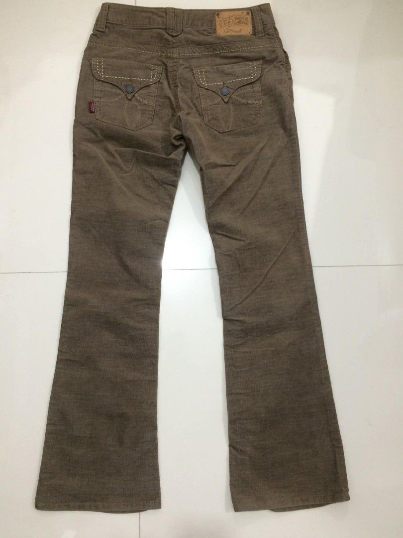 2000s Brown Corduroy Flared Pants (Category: Jeans) located in Davao. Submitted by bulletproofssoul (Listing ID 1431925283, Image 2). Description: message for more details already washed and cleaned price is negotiable MEASUREMENTS: waist 28" rise 9" hips 36" outseam 39" inseam 29".