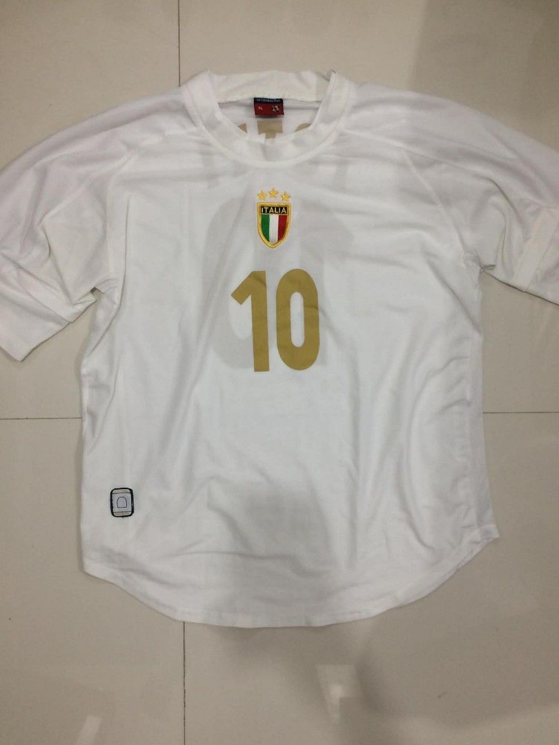 2000s Italy Totti Baggy Jersey (Category: Activewear) located in Davao. Submitted by bulletproofssoul (Listing ID 1431928892, Image 2). Description: sf should be covered by buyer message for more details already washed and cleaned price is negotiable MEASURMENTS: Pit to pit: 24" Length: 30" Shoulder to shoulder: 17" Sleeve: 15".