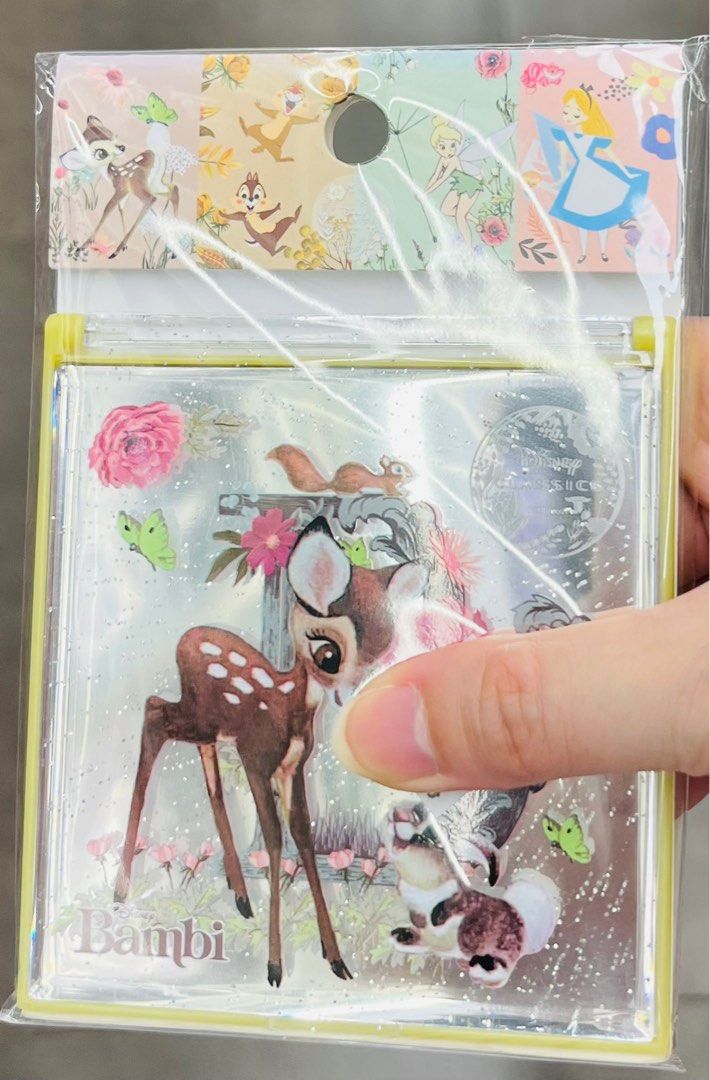 現貨🦌🪞隨身鏡 正版 迪士尼 班比公仔 卡通人物 化妝鏡 旅行用品 化妝用品 玩具珍藏收藏品 DISNEY BAMBI MAKE UP MIRROR （分類：旅遊 - 旅行必需品及用品）位於 Hong Kong。 由 swroom 提交（商品編號 1431957597，圖片 1）。簡介： 🚚 🎁 只限郵寄運送 🎁 ▫️▫️商品詳情▫️▫️ 💝$68 個，$130兩個，全新未開封 ❣️ 節日銷情迅速請早訂購售完即止❣️ 🛍更多最新禮品玩具 follow us ： carousell.com/swroom ▫️▫️購買付款詳情 ▫️▫️ 📥 請 INBOX PM下單購買須提供以下資料 ： 1. 選擇付款方式 : PAYME / FPS / ALIPAYHK 2. 選擇郵寄方式： 📮 $10 up 本地平郵 ( 一般情況 2-3 個工作天寄出 ) 📦 SF順豐到付 - 收貨時付運費 📦 ( 一般情況 2-3 個工作天寄出 ) 3. 確認全數付款後才留貨 🎁 4. 請提供