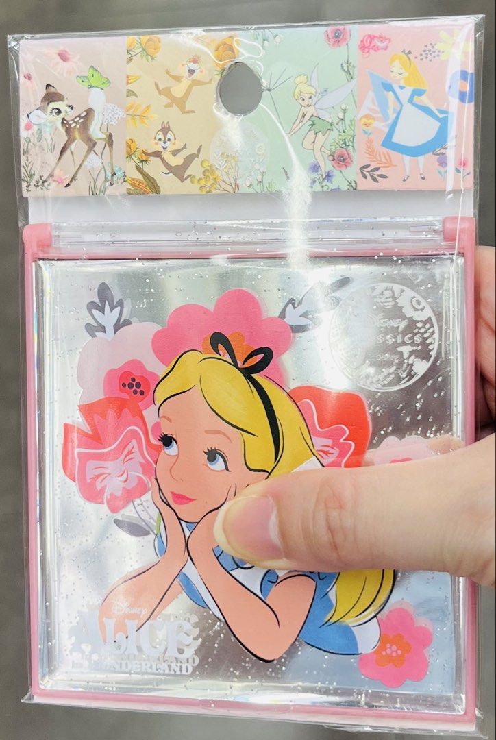 現貨💐🪞隨身鏡 正版 愛麗絲夢遊仙境公仔 卡通人物 化妝鏡 旅行用品 化妝用品 玩具珍藏收藏品 ALICE WONDERLAND MAKE UP MIRROR （分類：旅遊 - 旅行必需品及用品）位於 Hong Kong。 由 swroom 提交（商品編號 1431956776，圖片 1）。簡介： 🚚 🎁 只限郵寄運送 🎁 ▫️▫️商品詳情▫️▫️ 💝$68 個，$130兩個，全新未開封 ❣️ 節日銷情迅速請早訂購售完即止❣️ 🛍更多最新禮品玩具 follow us ： carousell.com/swroom ▫️▫️購買付款詳情 ▫️▫️ 📥 請 INBOX PM下單購買須提供以下資料 ： 1. 選擇付款方式 : PAYME / FPS / ALIPAYHK 2. 選擇郵寄方式： 📮 $10 up 本地平郵 ( 一般情況 2-3 個工作天寄出 ) 📦 SF順豐到付 - 收貨時付運費 📦 ( 一般情況 2-3 個工作天寄出 ) 3. 確認全數付款後才留貨 🎁 4