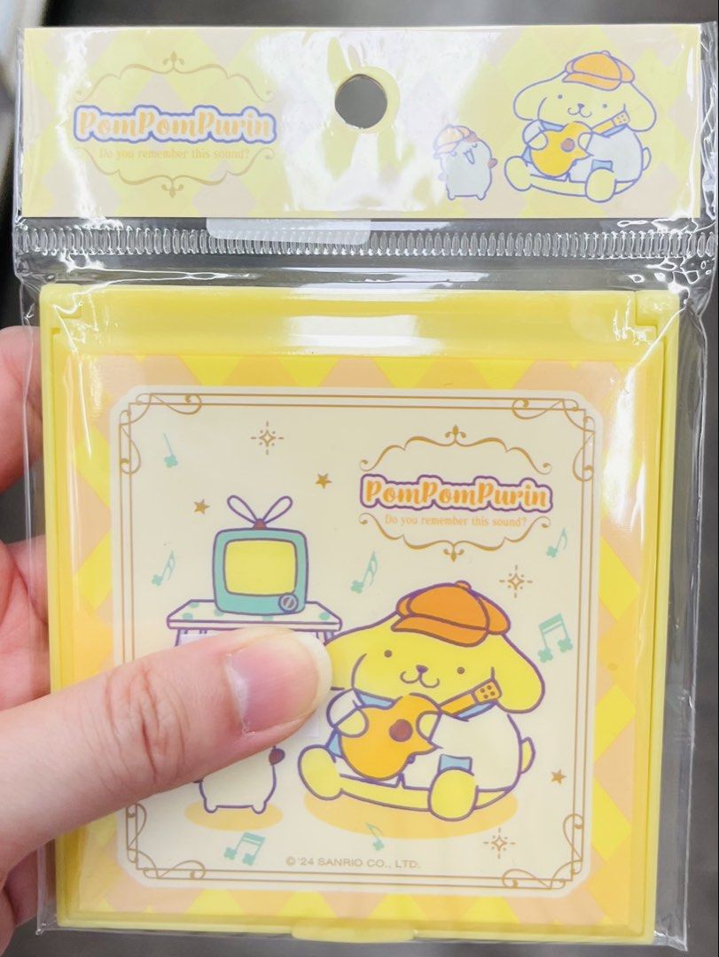 現貨💛🪞隨身鏡 正版 SANRIO 布甸狗公仔 卡通人物 化妝鏡 旅行用品 化妝用品 玩具珍藏收藏品 MAKE UP MIRROR （分類：其他飾物）位於 Hong Kong。 由 swroom 提交（商品編號 1431955127，圖片 1）。簡介： 🚚 🎁 只限郵寄運送 🎁 ▫️▫️商品詳情▫️▫️ 💝$68 個，$130兩個，全新未開封 ❣️ 節日銷情迅速請早訂購售完即止❣️ 🛍更多最新禮品玩具 follow us ： carousell.com/swroom ▫️▫️購買付款詳情 ▫️▫️ 📥 請 INBOX PM下單購買須提供以下資料 ： 1. 選擇付款方式 : PAYME / FPS / ALIPAYHK 2. 選擇郵寄方式： 📮 $10 up 本地平郵 ( 一般情況 2-3 個工作天寄出 ) 📦 SF順豐到付 - 收貨時付運費 📦 ( 一般情況 2-3 個工作天寄出 ) 3. 確認全數付款後才留貨 🎁 4. 請提供收件人郵寄資料安排寄出 📦 ( ⚠