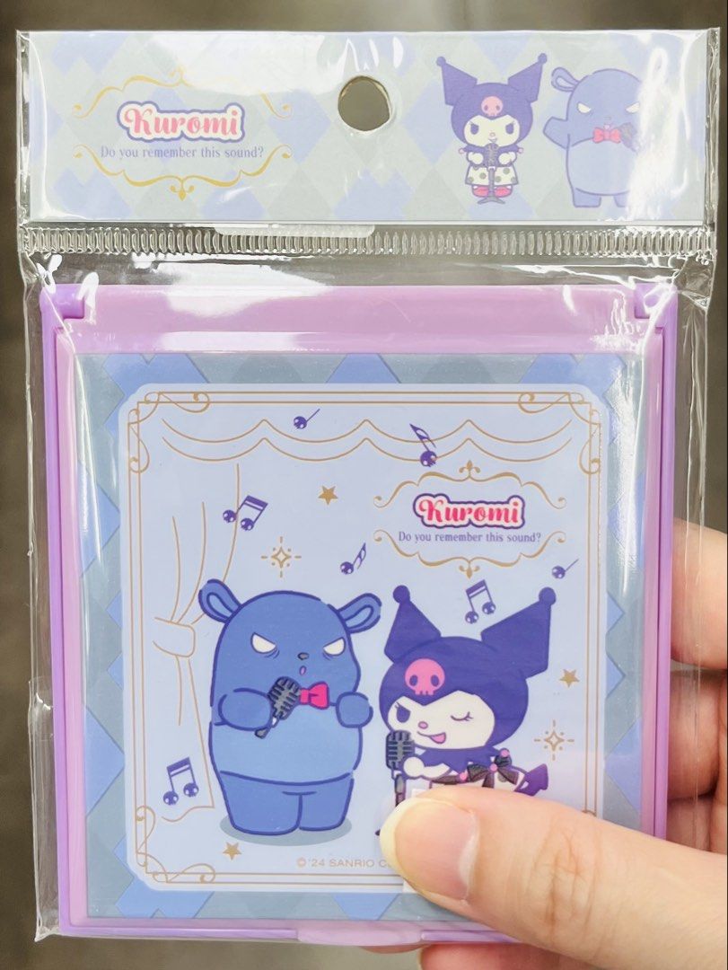 現貨💜🪞隨身鏡 正版 SANRIO KUROMI公仔 卡通人物 化妝鏡 旅行用品 化妝用品 玩具珍藏收藏品 MAKE UP MIRROR （分類：其他飾物）位於 Hong Kong。 由 swroom 提交（商品編號 1431919122，圖片 1）。簡介： 🚚 🎁 只限郵寄運送 🎁 ▫️▫️商品詳情▫️▫️ 💝$68 個，$130兩個，全新未開封 ❣️ 節日銷情迅速請早訂購售完即止❣️ 🛍更多最新禮品玩具 follow us ： carousell.com/swroom ▫️▫️購買付款詳情 ▫️▫️ 📥 請 INBOX PM下單購買須提供以下資料 ： 1. 選擇付款方式 : PAYME / FPS / ALIPAYHK 2. 選擇郵寄方式： 📮 $10 up 本地平郵 ( 一般情況 2-3 個工作天寄出 ) 📦 SF順豐到付 - 收貨時付運費 📦 ( 一般情況 2-3 個工作天寄出 ) 3. 確認全數付款後才留貨 🎁 4. 請提供收件人郵寄資料安排寄出 📦 