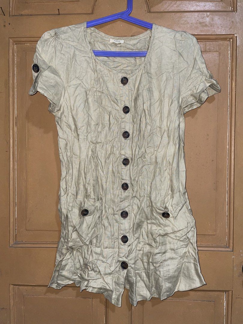 🇺🇸 BESS NY Beige 100% Linen Button-Down Short Sleeve (Category: Dresses) located in Makati City. Submitted by single_mum (Listing ID 1431991883, Image 1). Description: Bought this in USA Bust: 20“ when laid flat Small medium Above the knee Brand: BESS (New York) Size: Medium Material: 100% Linen Color: Oatmeal / Natural Beige Features: • Classic button-down front with dark contrast buttons. • Breathable, high-quality 100% linen fabric. • Short 